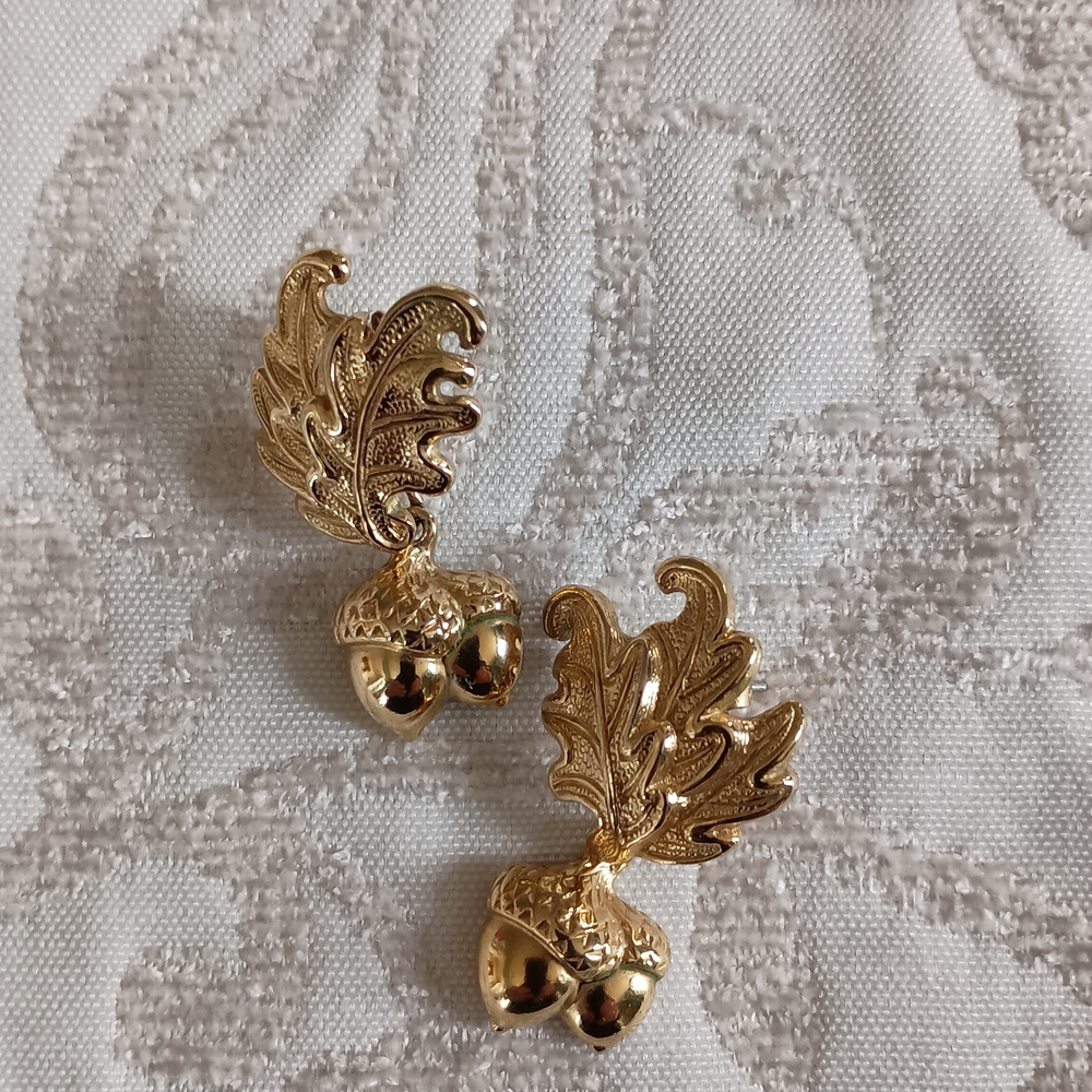 Avon Gold Leaf Acorn Earrings